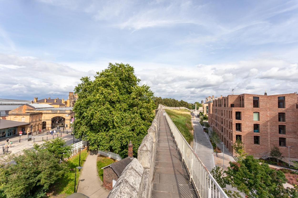 Luxury 2 Bedroom Apartment With Free Parking In The Heart Of Йорк Экстерьер фото