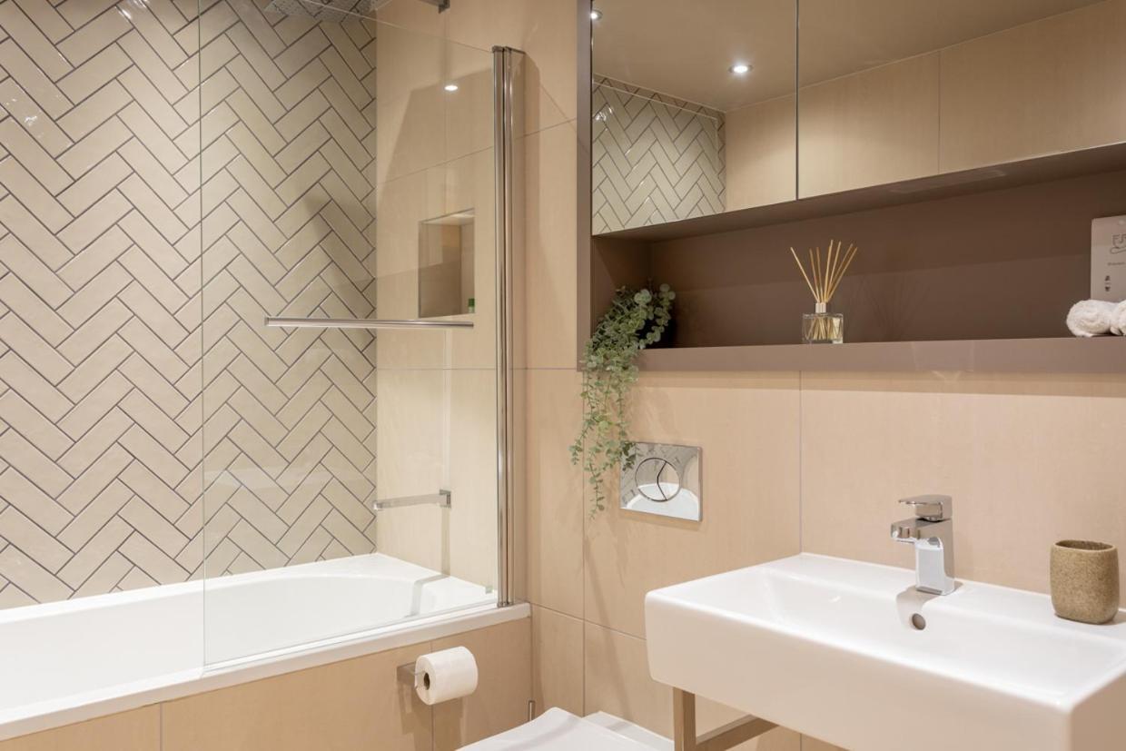 Luxury 2 Bedroom Apartment With Free Parking In The Heart Of Йорк Экстерьер фото