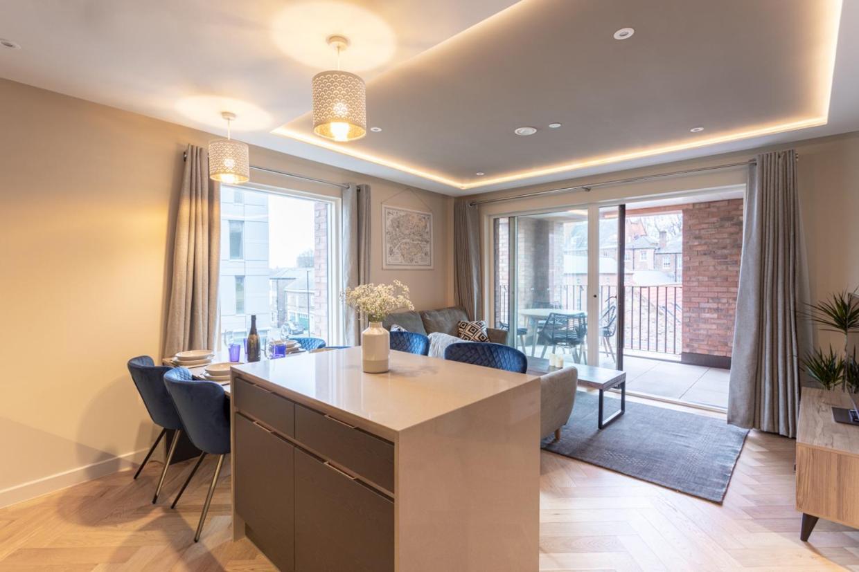 Luxury 2 Bedroom Apartment With Free Parking In The Heart Of Йорк Экстерьер фото