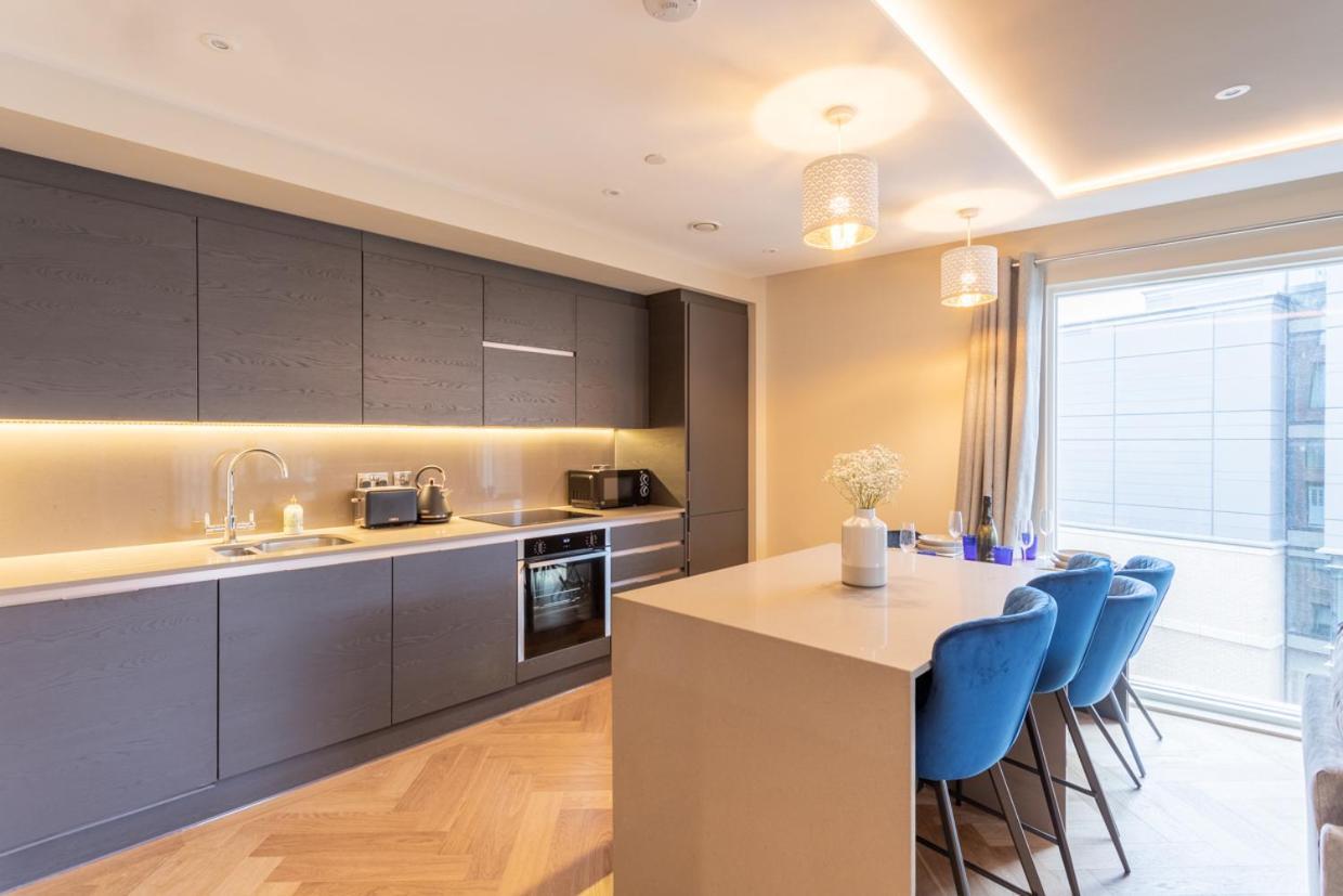 Luxury 2 Bedroom Apartment With Free Parking In The Heart Of Йорк Экстерьер фото